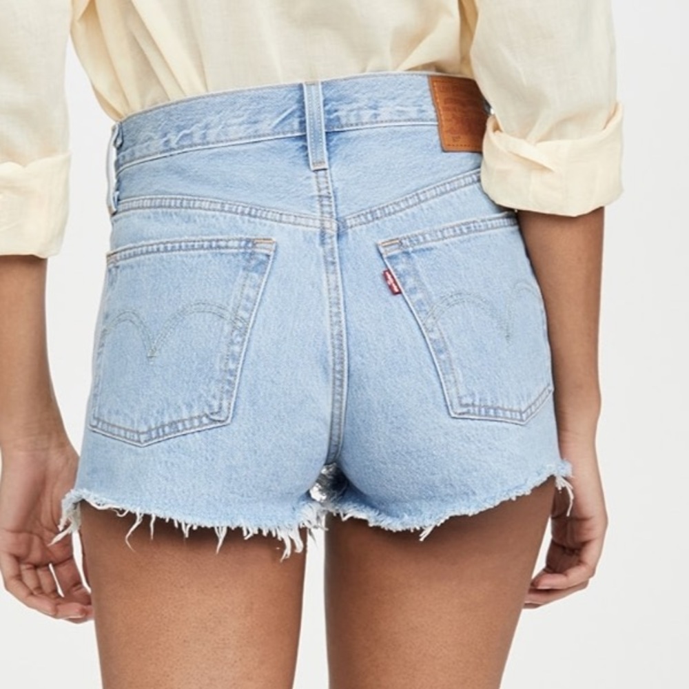 Levi's 501 Original Cut-Off Denim Shorts, featuring a classic button fly size 29 - Picture 2 of 9